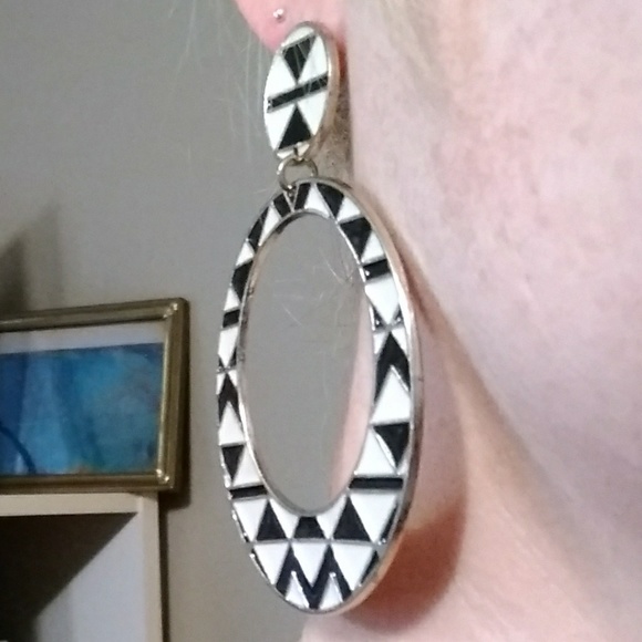 Geometric Black/white and gold enamel earrings. - Picture 4 of 4